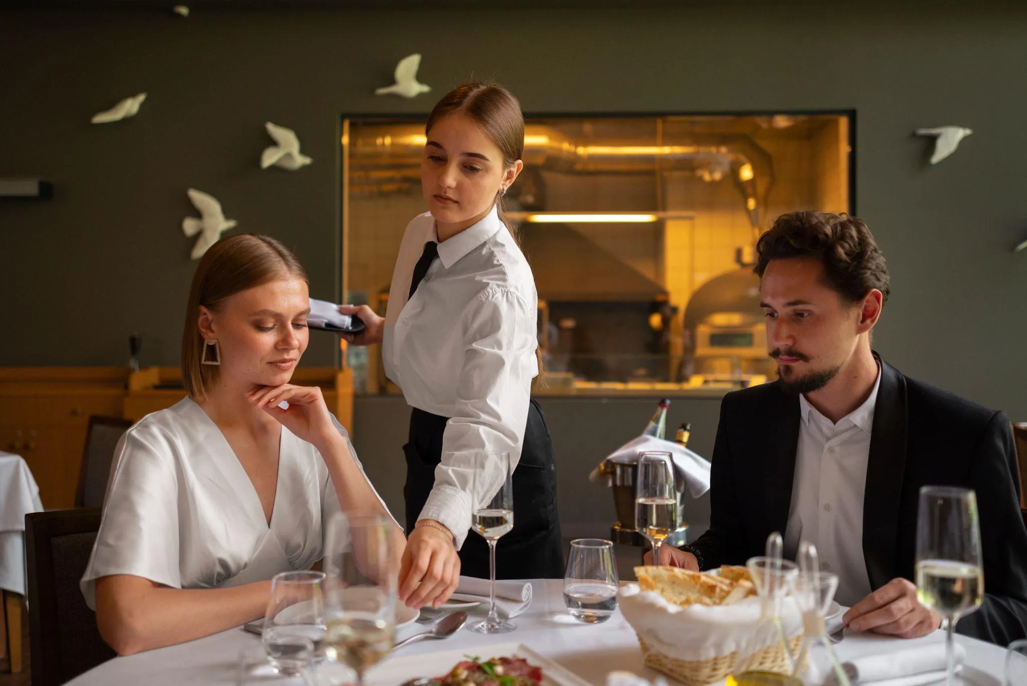 From Kitchen to Customer: How Online Training Transforms Restaurant Staff Performance?