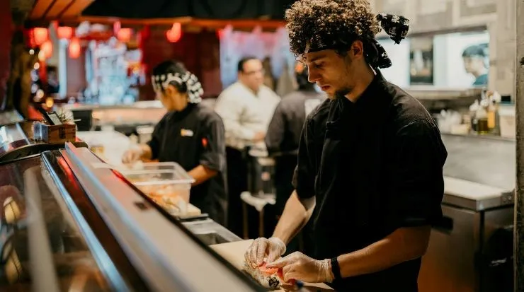 Hospitality Staff Training App: Microlearning Wins 2026